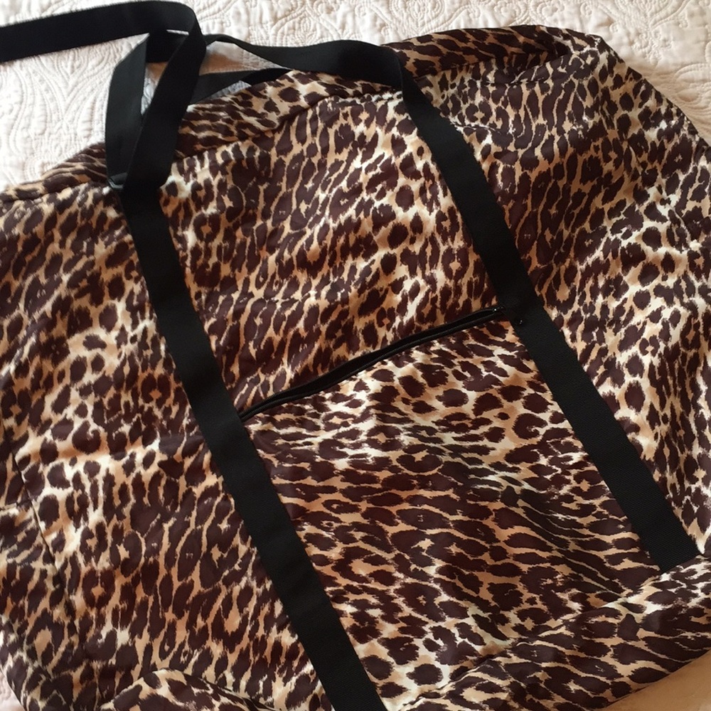 GIANT Weekender Bag 🐆